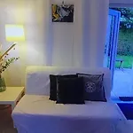 Knusse Met Binnen En Buitenzwembad Op Het Park *