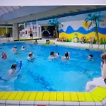 Knusse Met Binnen En Buitenzwembad Op Het Park Ermelo