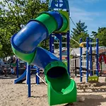 Knusse Met Binnen En Buitenzwembad Op Het Park