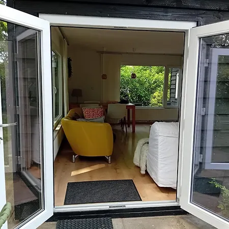 Knusse Met Binnen En Buitenzwembad Op Het Park