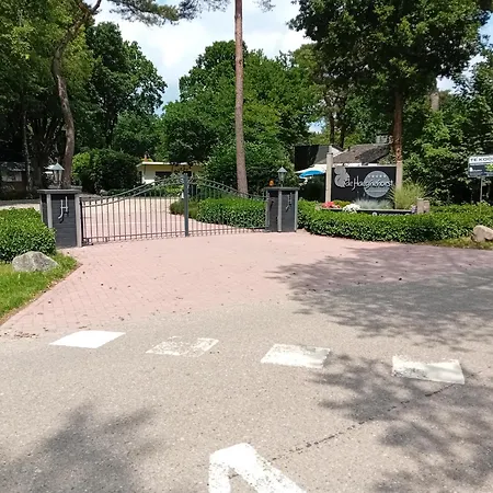 Knusse Met Binnen En Buitenzwembad Op Het Park 펜션