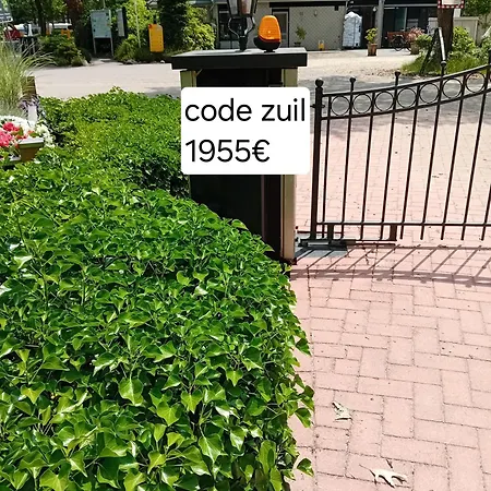 Knusse Met Binnen En Buitenzwembad Op Het Park
