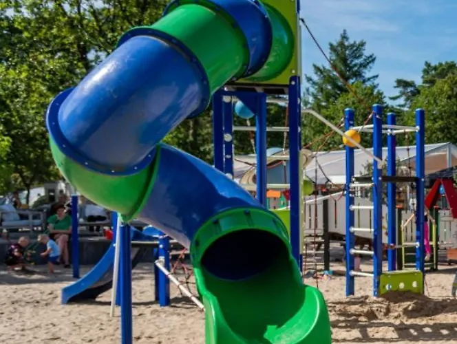 Knusse Met Binnen En Buitenzwembad Op Het Park