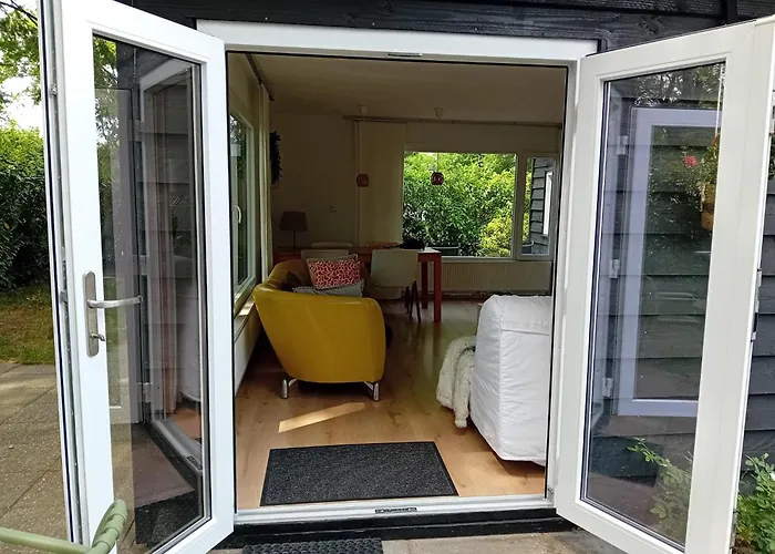 Knusse Met Binnen En Buitenzwembad Op Het Park