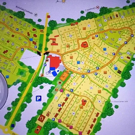 Knusse Met Binnen En Buitenzwembad Op Het Park בית נופש