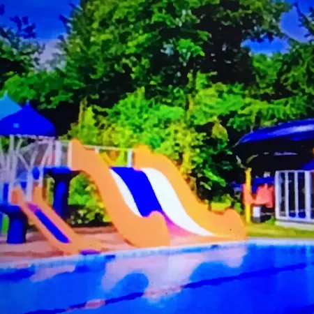 בית נופש Knusse Met Binnen En Buitenzwembad Op Het Park