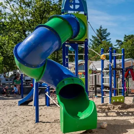 Knusse Met Binnen En Buitenzwembad Op Het Park