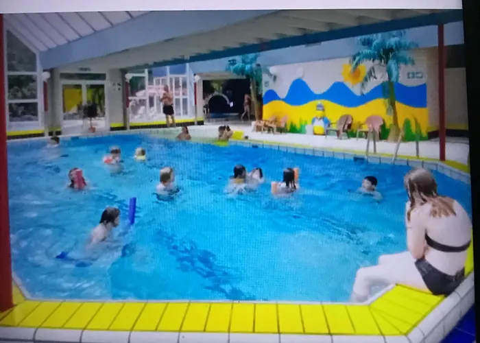 Knusse Met Binnen En Buitenzwembad Op Het Park Ermelo